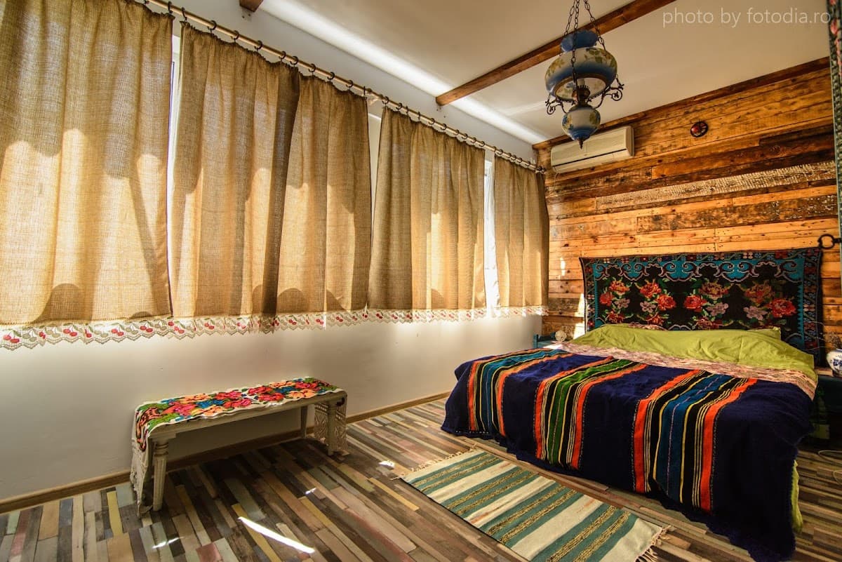 Cuibul de la Mare, Corbu 2