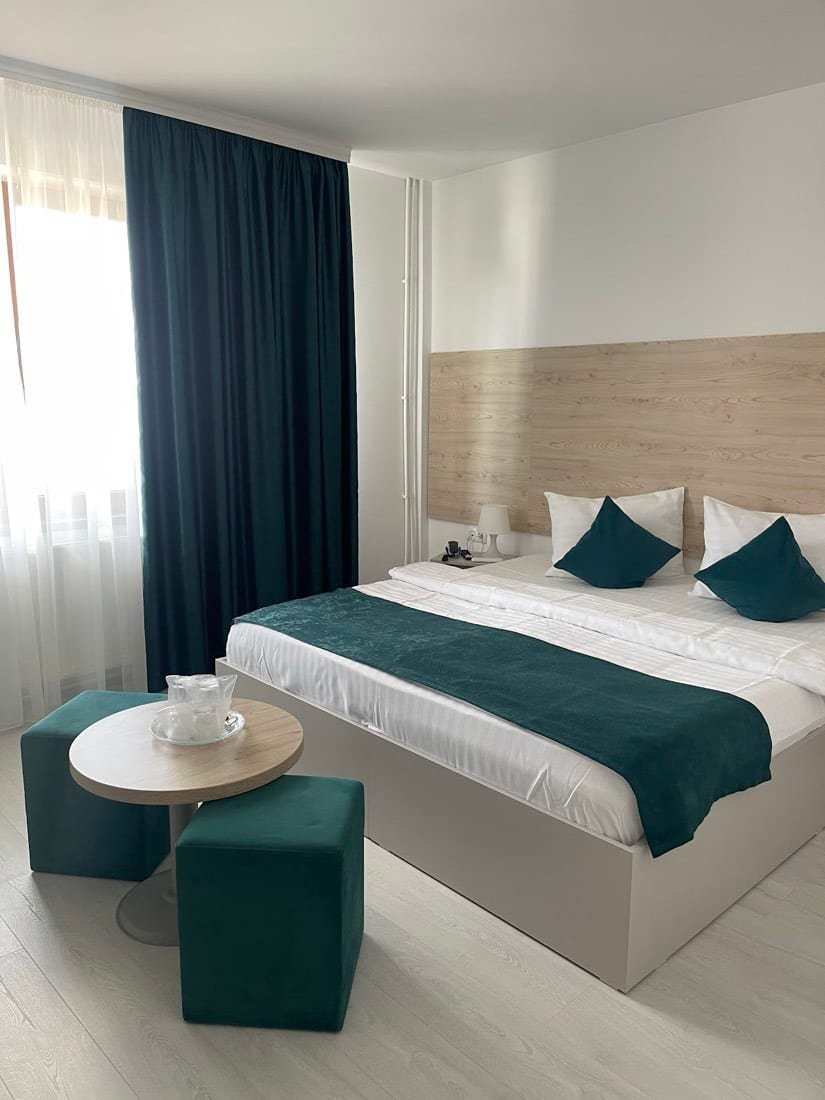 Hotel Roxy & Maryo- Restaurant -Terasa- Loc de joaca pentru copii -Parcare gratuita 2