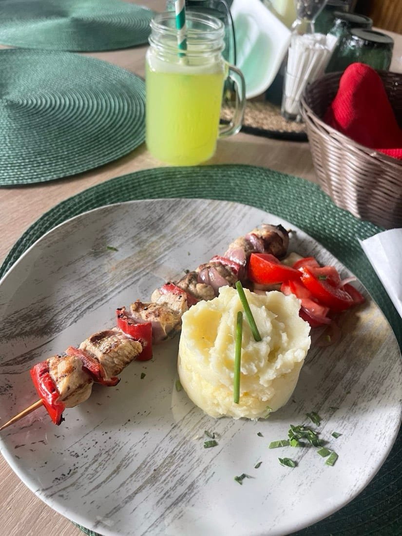 Hotel Roxy & Maryo- Restaurant -Terasa- Loc de joaca pentru copii -Parcare gratuita 3